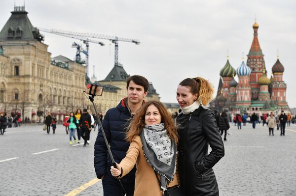 People doing selfie in Red Square, Moscow People doing selfie in Red Square, Moscow - Sputnik International