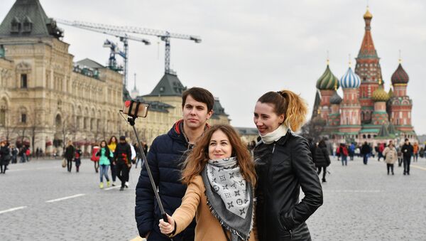 People doing selfie in Red Square, Moscow - Sputnik International