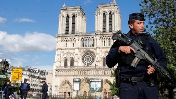 French police and gendarmes stand at the scene of a shooting incident near the Notre Dame Cathedral in Paris, France, June 6, 2017 - Sputnik International