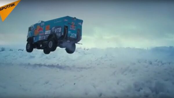 KAMAZ Truck Driver Pulls Off a 30 Meter Jump - Sputnik International