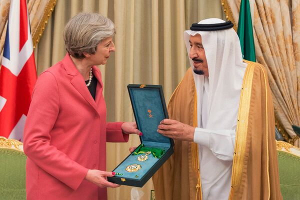 In this photo released by Saudi Press Agency, SPA, Saudi King Salman, right, presents a gift to British Prime Minister Theresa May, in Riyadh, Saudi Arabia, Wednesday, April 5, 2017 - Sputnik International