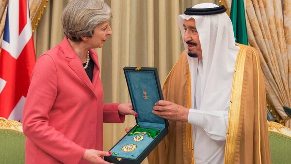 In this photo released by Saudi Press Agency, SPA, Saudi King Salman, right, presents a gift to British Prime Minister Theresa May, in Riyadh, Saudi Arabia, Wednesday, April 5, 2017 - Sputnik International
