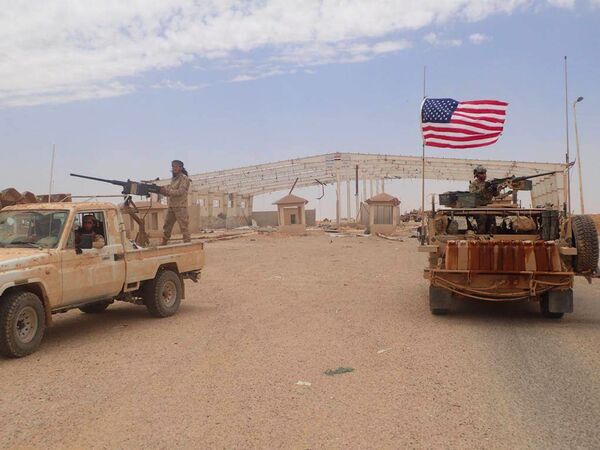 In this photo taken on Tuesday May 23, 2017, provided by the Syrian anti-government activist group, the Hammurabi's Justice News, which has been authenticated based on its contents and other AP reporting, shows a U.S.-backed anti-government Syrian fighter form Maghaweer al-Thawra stands on a vehicle with heavy automatic machine gun, left, next of an American soldier who also stands on his armored vehicle, right, as they take their position at the Syrian-Iraqi crossing border point of Tanf, south Syria In this photo taken on Tuesday May 23, 2017, provided by the Syrian anti-government activist group, the Hammurabi's Justice News, which has been authenticated based on its contents and other AP reporting, shows a U.S.-backed anti-government Syrian fighter form Maghaweer al-Thawra stands on a vehicle with heavy automatic machine gun, left, next of an American soldier who also stands on his armored vehicle, right, as they take their position at the Syrian-Iraqi crossing border point of Tanf, south Syria - Sputnik International