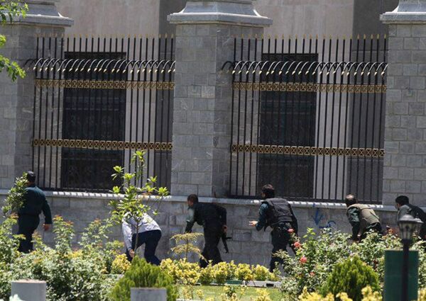 Members of Iranian forces run during an attack on the Iranian parliament in central Tehran, Iran, June 7, 2017 Members of Iranian forces run during an attack on the Iranian parliament in central Tehran, Iran, June 7, 2017 - Sputnik International