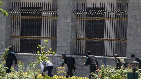 Members of Iranian forces run during an attack on the Iranian parliament in central Tehran, Iran, June 7, 2017 - Sputnik International