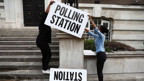 Workers prepare signs outside their polling station on general election day in London, britain, June 8, 2017. - Sputnik International