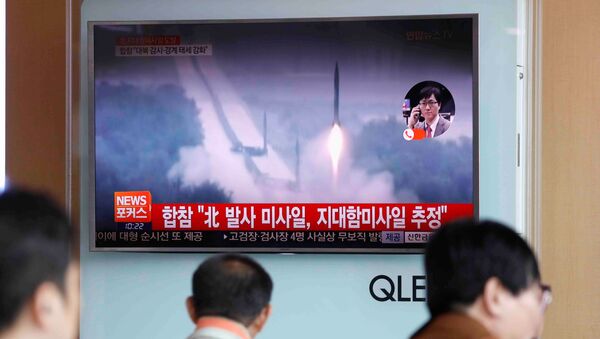 People watch a TV broadcast of a news report on North Korea firing what appeared to be several land-to-ship missiles off its east coast, at a railway station in Seoul, South Korea, June 8, 2017. - Sputnik International