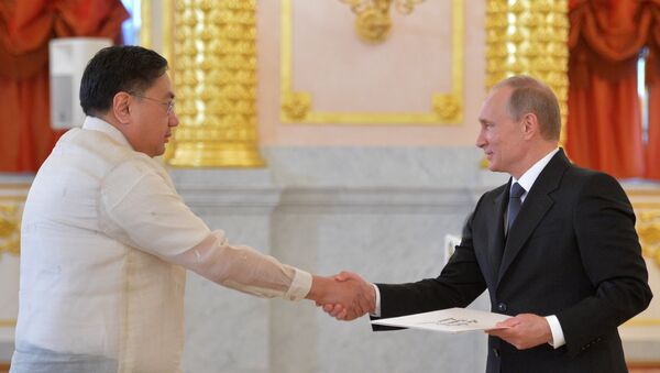 May 28, 2015. Russian President Vladimir Putin (right) and Ambassador Extraordinary and Plenipotentiary of the Republic of the Phillipines to the Russian Federation Carlos Sorreta are in the Alexander Hall of the Grand Kremlin Palace during the ceremony of presenting credentials by new ambassadors of some foreign countries. - Sputnik International