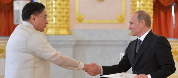 May 28, 2015. Russian President Vladimir Putin (right) and Ambassador Extraordinary and Plenipotentiary of the Republic of the Phillipines to the Russian Federation Carlos Sorreta are in the Alexander Hall of the Grand Kremlin Palace during the ceremony of presenting credentials by new ambassadors of some foreign countries. - Sputnik International