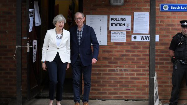 PM Theresa May arrives with her husband Philip to vote in Sonning, Britain June 8, 2017. - Sputnik International
