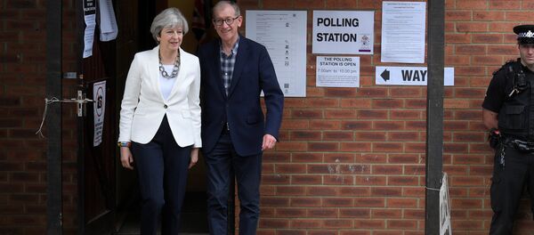 PM Theresa May arrives with her husband Philip to vote in Sonning, Britain June 8, 2017. - Sputnik International