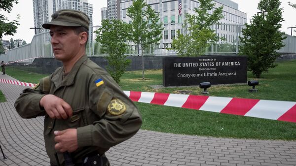 A member of the National Guard stands guard in front of the U.S. embassy in Kiev, Ukraine, June 8, 2017. - Sputnik International