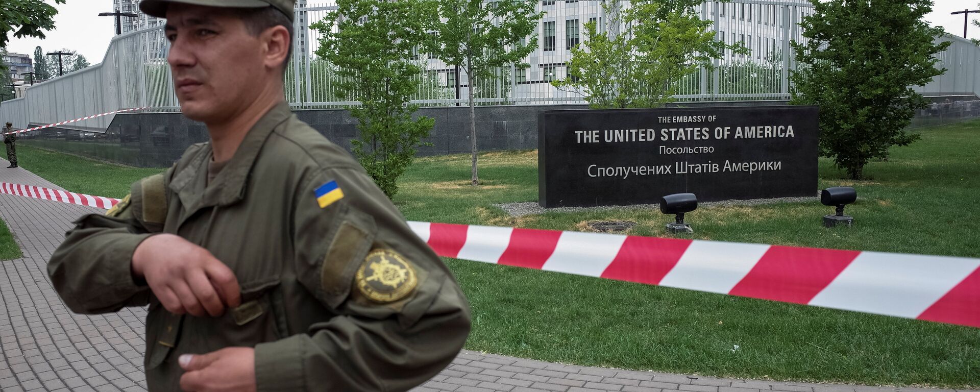 A member of the National Guard stands guard in front of the U.S. embassy in Kiev, Ukraine, June 8, 2017. - Sputnik International, 1920, 23.01.2022