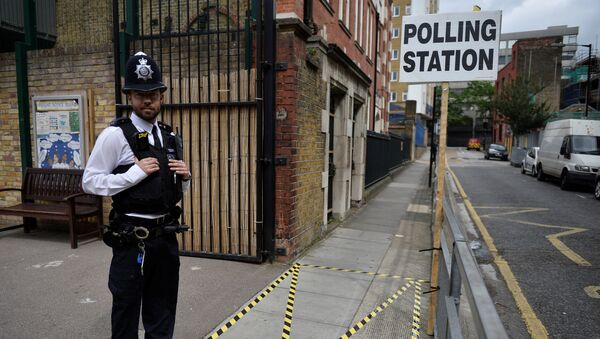 A police officer stands on duty outside a polling station in Tower Hamlets, London, Britain June 8, 2017. - Sputnik International