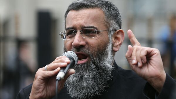 Anjem Choudary, right, a British Muslim social and political activist and spokesman for Islamist group, Islam4UK, speaks following prayers at the Central London Mosque in Regent's Park, London, Friday, April 3, 2015. - Sputnik International