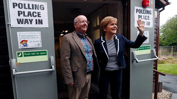 First Minister of Scotland Nicola Sturgeon and her husband Peter Murrell pose after voting in Glasgow, Britain - Sputnik International