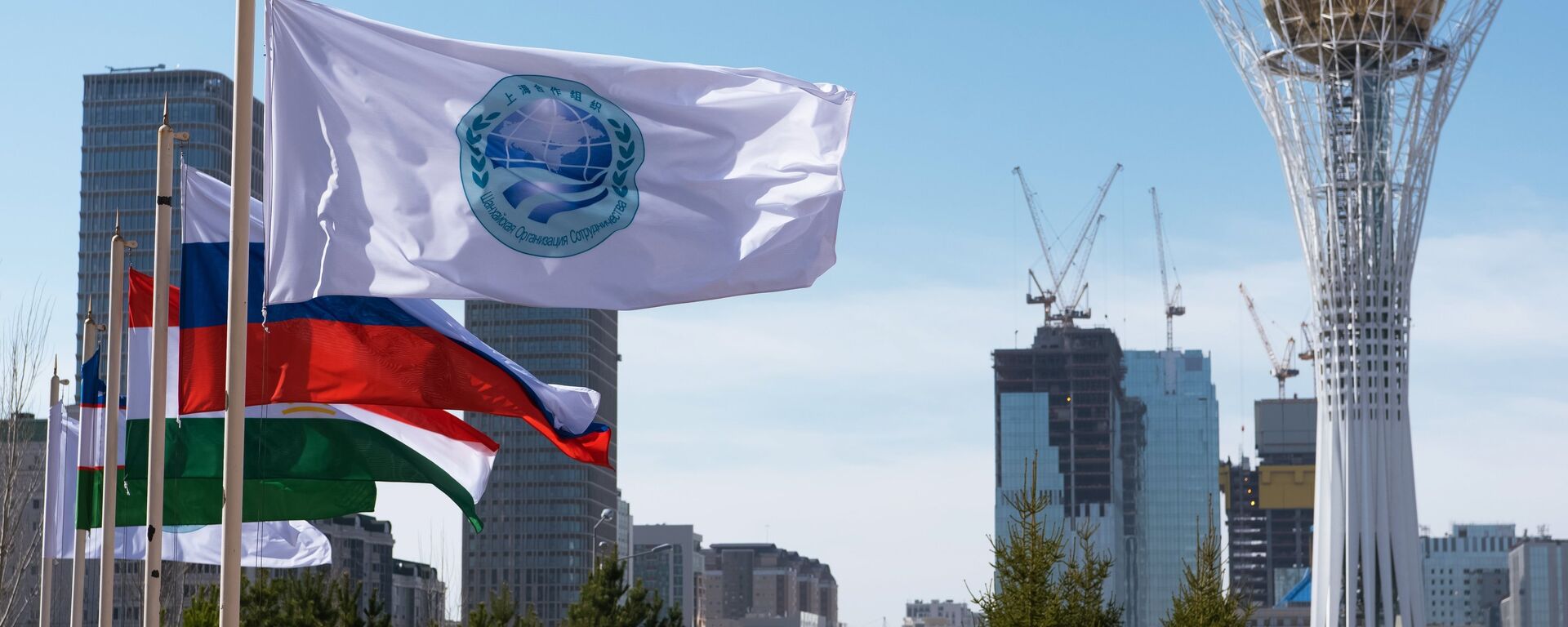 The flag of the Shanghai Cooperation Organization and flags of the SCO member states in Astana - Sputnik International, 1920, 01.11.2021