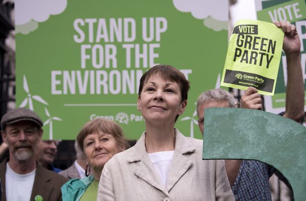 Green Party co-leader Caroline Lucas poses for a photograph with a green question mark outside the entrance to Downing Street in central London on May 30, 2017 Green Party co-leader Caroline Lucas poses for a photograph with a green question mark outside the entrance to Downing Street in central London on May 30, 2017 - Sputnik International