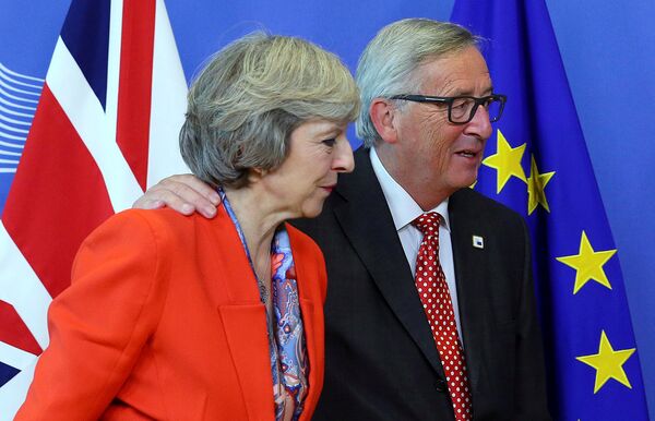 British Prime Minister Theresa May (L) is welcomed by European Commission President Jean-Claude Juncker at the EC headquarters in Brussels, Belgium October 21, 2016. - Sputnik International