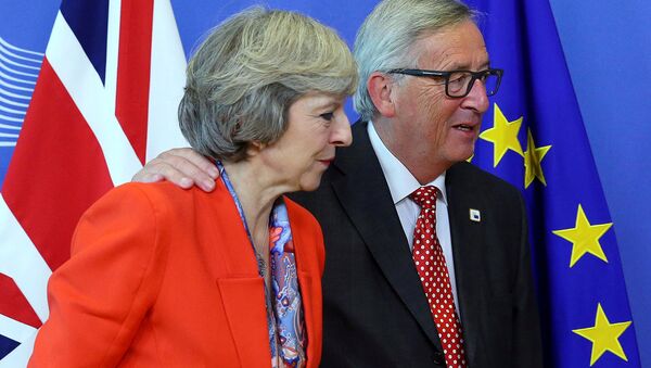 British Prime Minister Theresa May (L) is welcomed by European Commission President Jean-Claude Juncker at the EC headquarters in Brussels, Belgium October 21, 2016. - Sputnik International