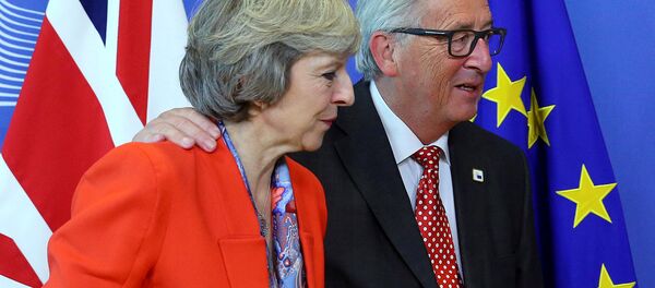British Prime Minister Theresa May (L) is welcomed by European Commission President Jean-Claude Juncker at the EC headquarters in Brussels, Belgium October 21, 2016. - Sputnik International