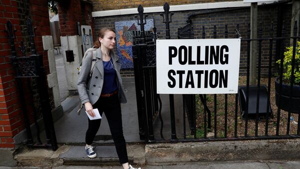 A voter arrives at a polling station in London, Britain June 8, 2017. - Sputnik International