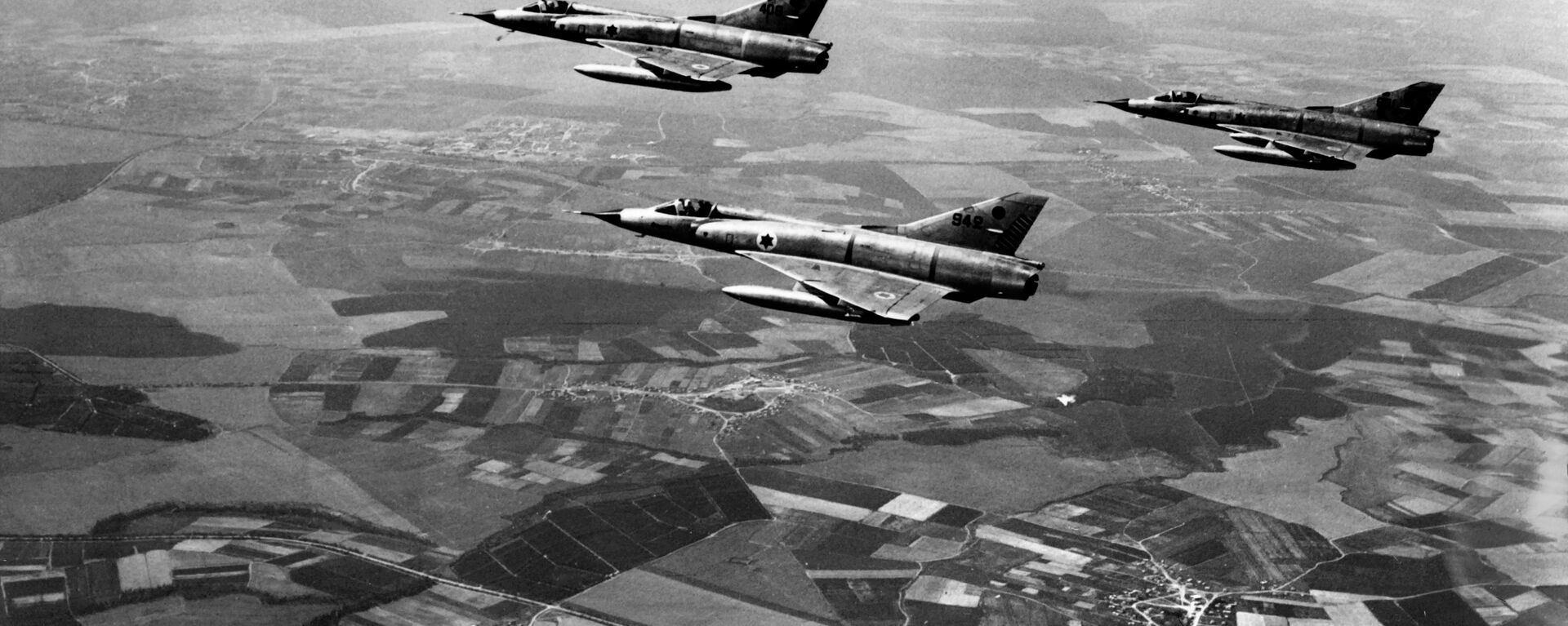 This file photo taken on March 1, 1967 shows Israeli airforce Dassault Mirage III fighters flying over Israel during a training three months ahead of the Six-Day Arab-Israeli war. - Sputnik International, 1920, 10.06.2017