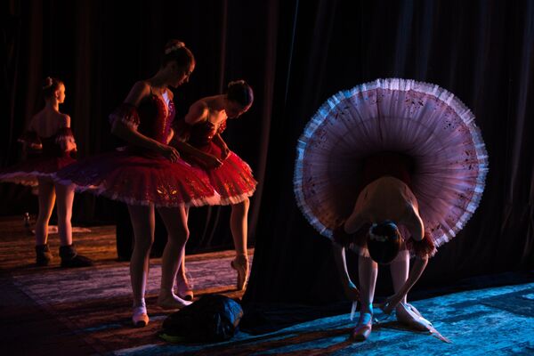 Backstage View: An Insider Look at Young Russian Ballerinas' Performance - Sputnik International