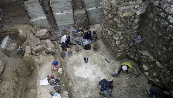 Workers of the Israeli Antiquities Authority work at an excavation site in Jerusalem's Old City. (File) - Sputnik International