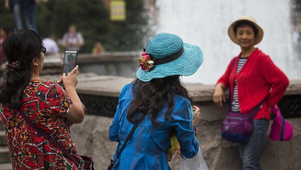 Chinese tourists make photos at a fountain just off Red Square in Moscow, Russia - Sputnik International