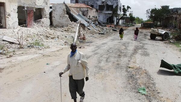 Civilians walk along a street in Mogadishu, Somalia. (File) - Sputnik International