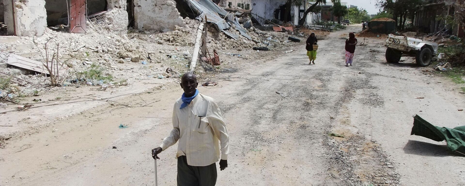 Civilians walk along a street in Mogadishu, Somalia. (File) - Sputnik International, 1920, 11.08.2022