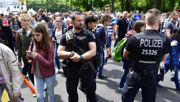 Armed police stand guard as participants leave the venue where the former US president and the German Chancellor attended a panel discussion during the Protestant church day (Kirchentag) event at the Brandenburg Gate (Brandenburger Tor) in Berlin on May 25, 2017 - Sputnik International