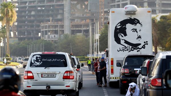A painting depicting Qatar’s Emir Sheikh Tamim Bin Hamad Al-Thani is seen on a bus during a demonstration in support of him in Doha, Qatar June 11, 2017 - Sputnik International
