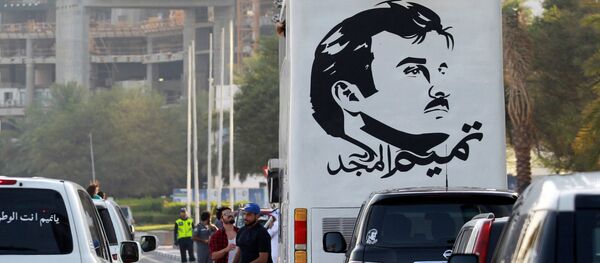 A painting depicting Qatar’s Emir Sheikh Tamim Bin Hamad Al-Thani is seen on a bus during a demonstration in support of him in Doha, Qatar June 11, 2017 - Sputnik International