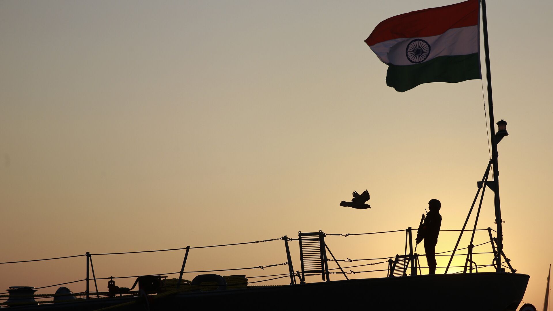 Indian navy person stands guard on board war ship Godavari during its decommissioning at the naval dockyard in Mumbai, India, Wednesday, Dec. 23, 2015 - Sputnik International, 1920, 24.07.2021