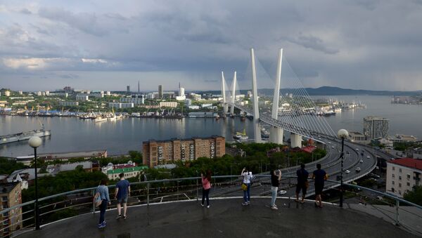 People watch a bridge over the Golden Horn bay from a viewpoint in Vladivostok, Russia, June 8, 2017 - Sputnik International