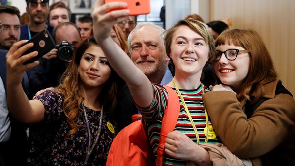 Jeremy Corbyn, the leader of Britain's opposition Labour Party, poses for selfies at a campaign event in Leeds, May 10, 2017. - Sputnik International