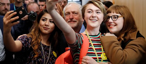 Jeremy Corbyn, the leader of Britain's opposition Labour Party, poses for selfies at a campaign event in Leeds, May 10, 2017. Jeremy Corbyn, the leader of Britain's opposition Labour Party, poses for selfies at a campaign event in Leeds, May 10, 2017. - Sputnik International