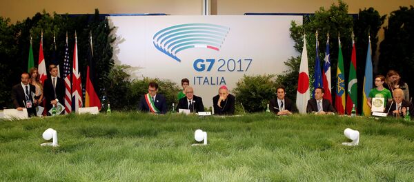 Italy's Minister of the Environment Gian Luca Galletti (C) attends a summit of Environment ministers from the G7 group of industrialised nations in Bologna, Italy, June11, 2017 - Sputnik International