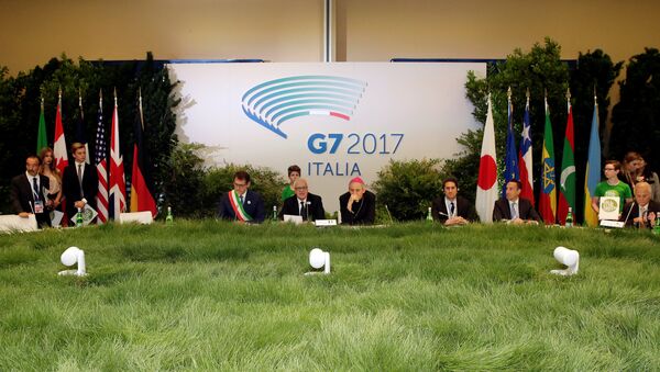 Italy's Minister of the Environment Gian Luca Galletti (C) attends a summit of Environment ministers from the G7 group of industrialised nations in Bologna, Italy, June11, 2017 - Sputnik International