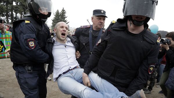 Police detain a protester during anti corruption rally in St.Petersburg, Russia, Monday, June 12, 2017 - Sputnik International