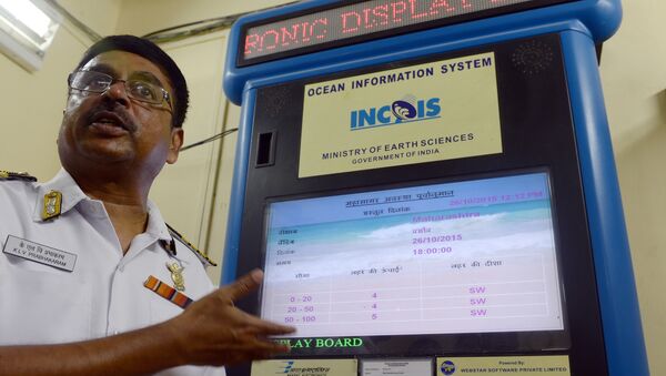 An Indian Navy officer explains the Tsunami Early Warning System Siren as it is tested at the Meteorology Office of the Western Naval Command in Mumbai on October 26, 2015 - Sputnik International
