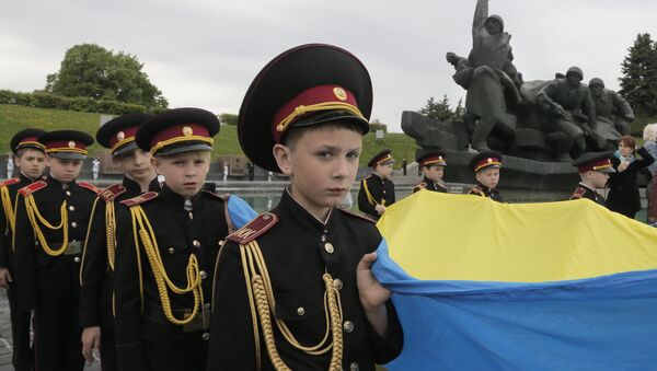 Military cadets carry the Ukrainian National flag during a parade of Kiev military schools, within the program of military and patriotic education, to celebrate Victory Day at the WWII memorial in Kiev, Ukraine, Tuesday, May 5, 2015 - Sputnik International
