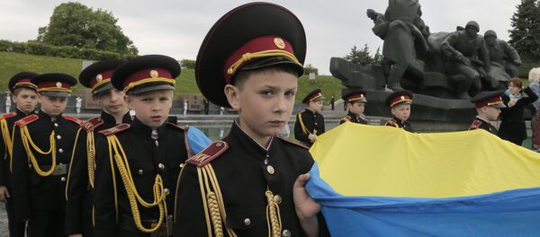 Military cadets carry the Ukrainian National flag during a parade of Kiev military schools, within the program of military and patriotic education, to celebrate Victory Day at the WWII memorial in Kiev, Ukraine, Tuesday, May 5, 2015 - Sputnik International