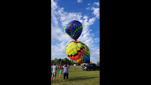 Man Dangles Upside Down, Falls Out of Hot Air Balloon - Sputnik International