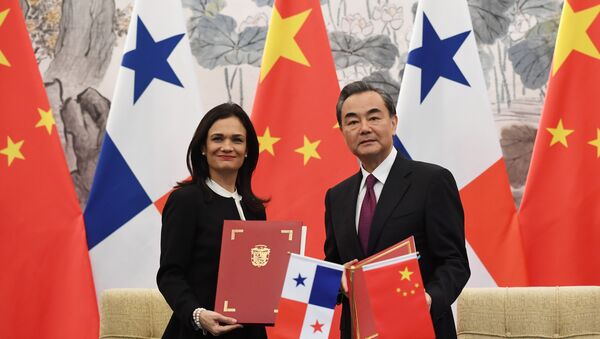 Panama's Vice President and Foreign Minister Isabel de Saint Malo (L) and Chinese Foreign Minister Wang Yi pose with their documents after signing a joint communique on establishing diplomatic relations, in Beijing, China on June 13, 2017 - Sputnik International