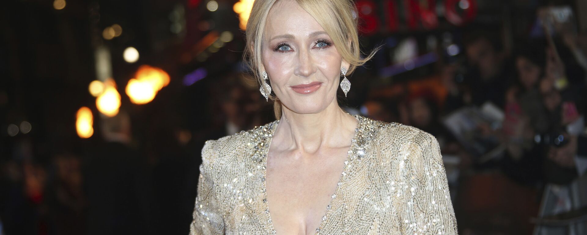 Author J.K. Rowling poses for photographers upon arrival at the premiere of the film 'Fantastic Beasts And Where To Find Them' in London, Tuesday, Nov. 15, 2016.  - Sputnik International, 1920, 11.06.2020