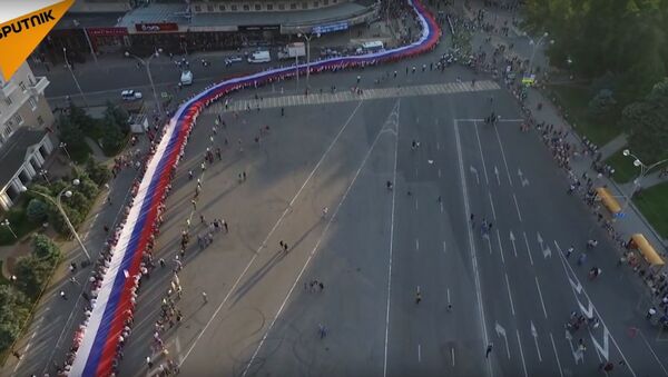 A 300-Meter-Long Russian Flag Paraded On Russia Day - Sputnik International