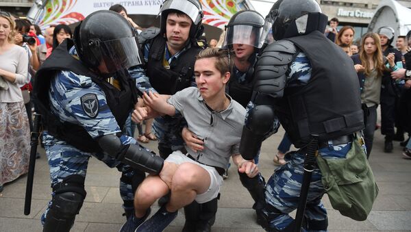 Russian police officers detain a participant of an unauthorized opposition rally in Tverskaya street in central Moscow on June 12, 2017 - Sputnik International